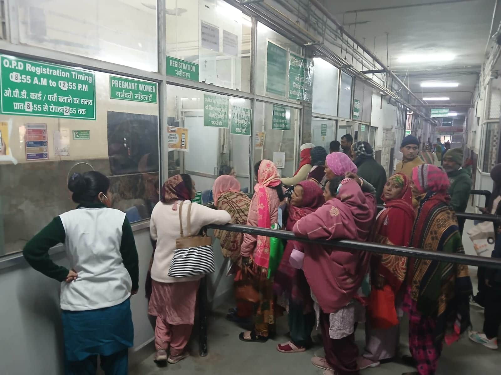 फोटो: 10रेवाड़ी। रेवाड़ी। नागरिक अस्पताल में ओपीडी पर्ची कटवाने के लिए लगी लोगों की भीड़। संव