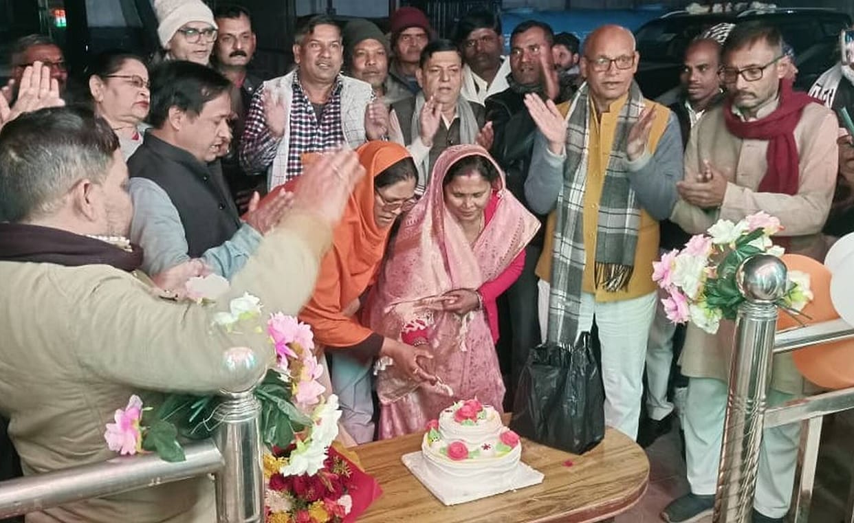Nagar Panchayat Khaga celebrated its 99th foundation day by cutting a cake.