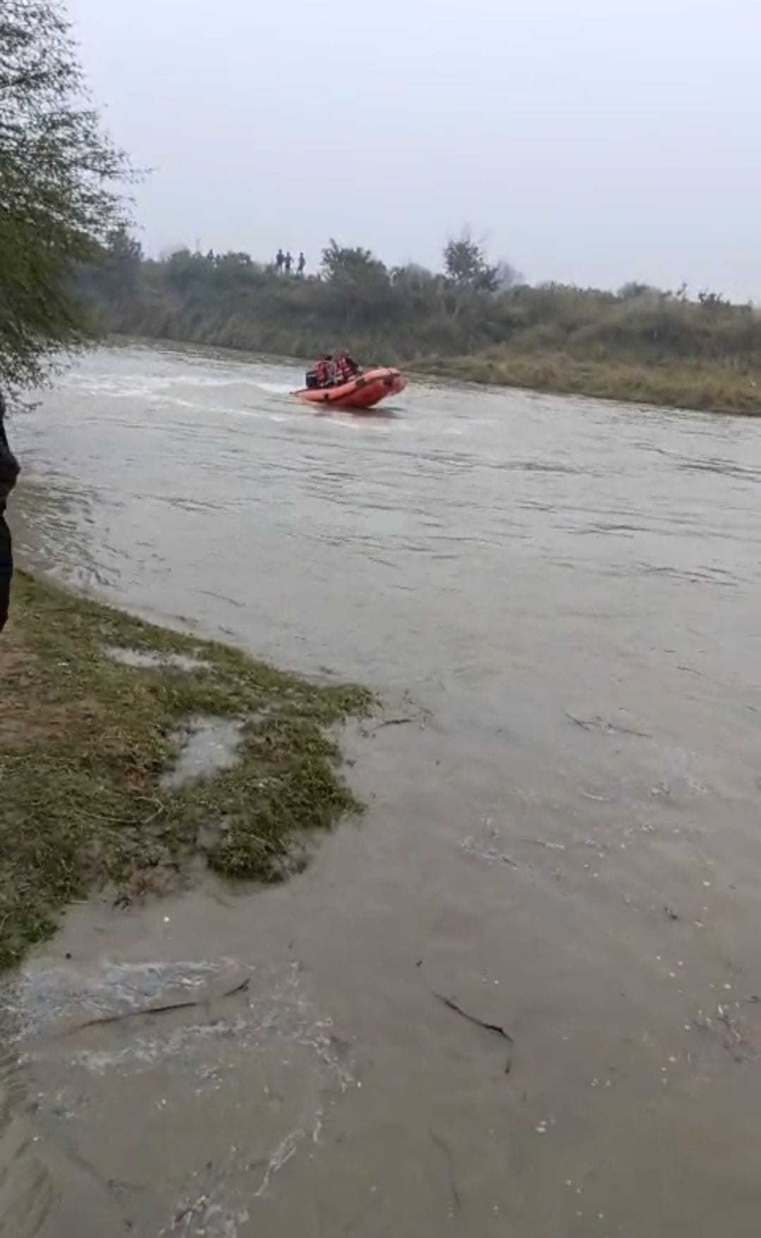The young man who drowned in the river was not found.