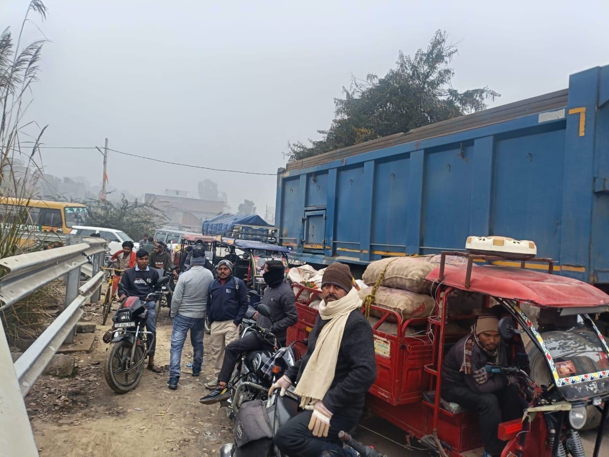 Railway crossing closed, jam for one and a half hour