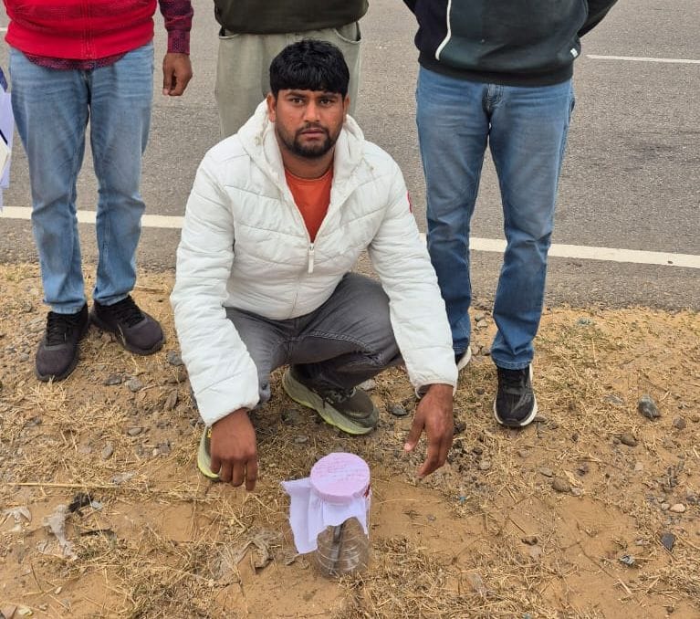 Youth arrested with country-made pistol.