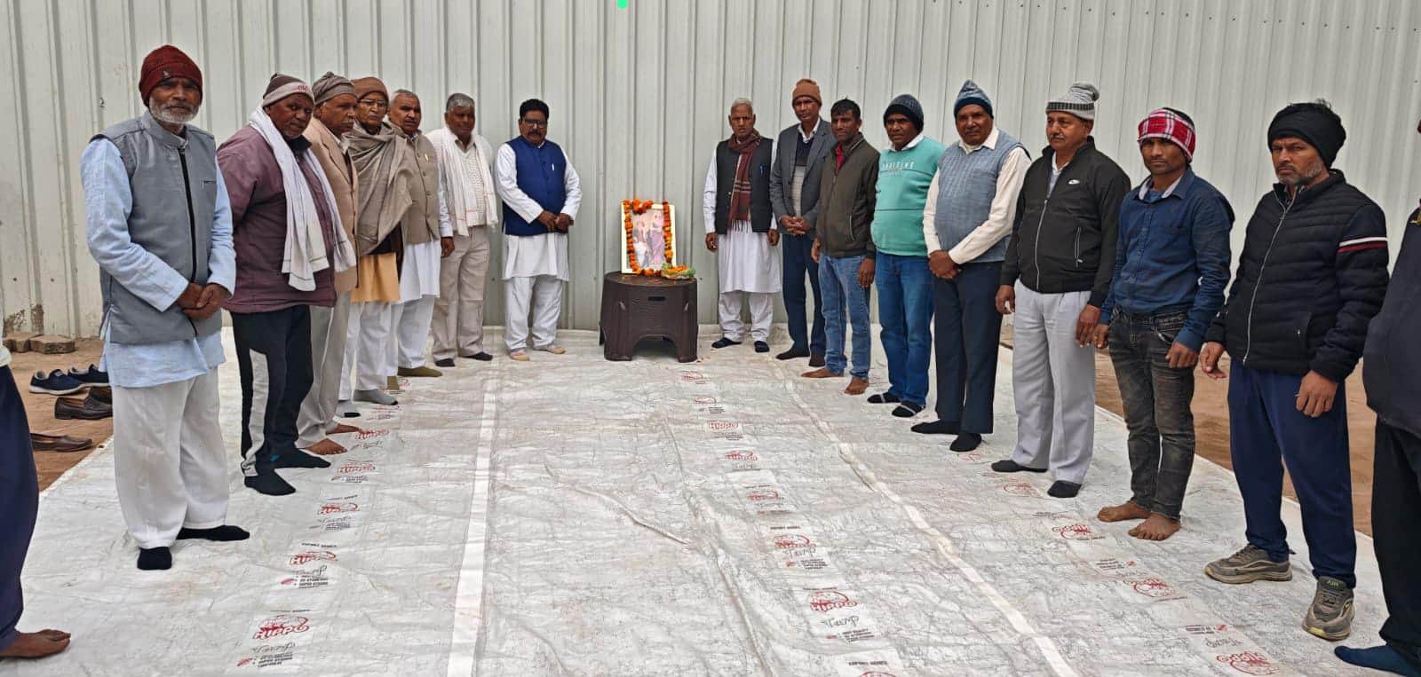 फोटो : सावित्रीबाई फुले जयंती पर कांग्रेस कार्यकर्ता उन्हें श्रद्धांजलि अर्पित करते हुए।स्रोत :