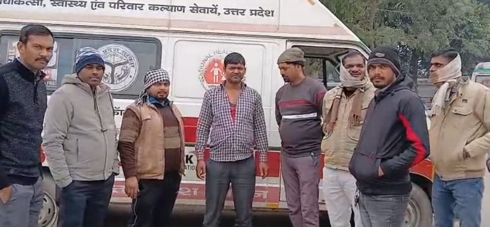 Car riders beat up ambulance driver, attempt to vandalise vehicle