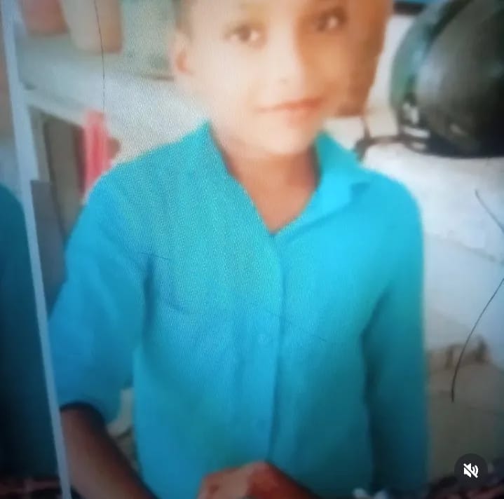 A child died after being hit by a truck, leading to unrest and damage to the truck and a public transport bus, with their windows being smashed.