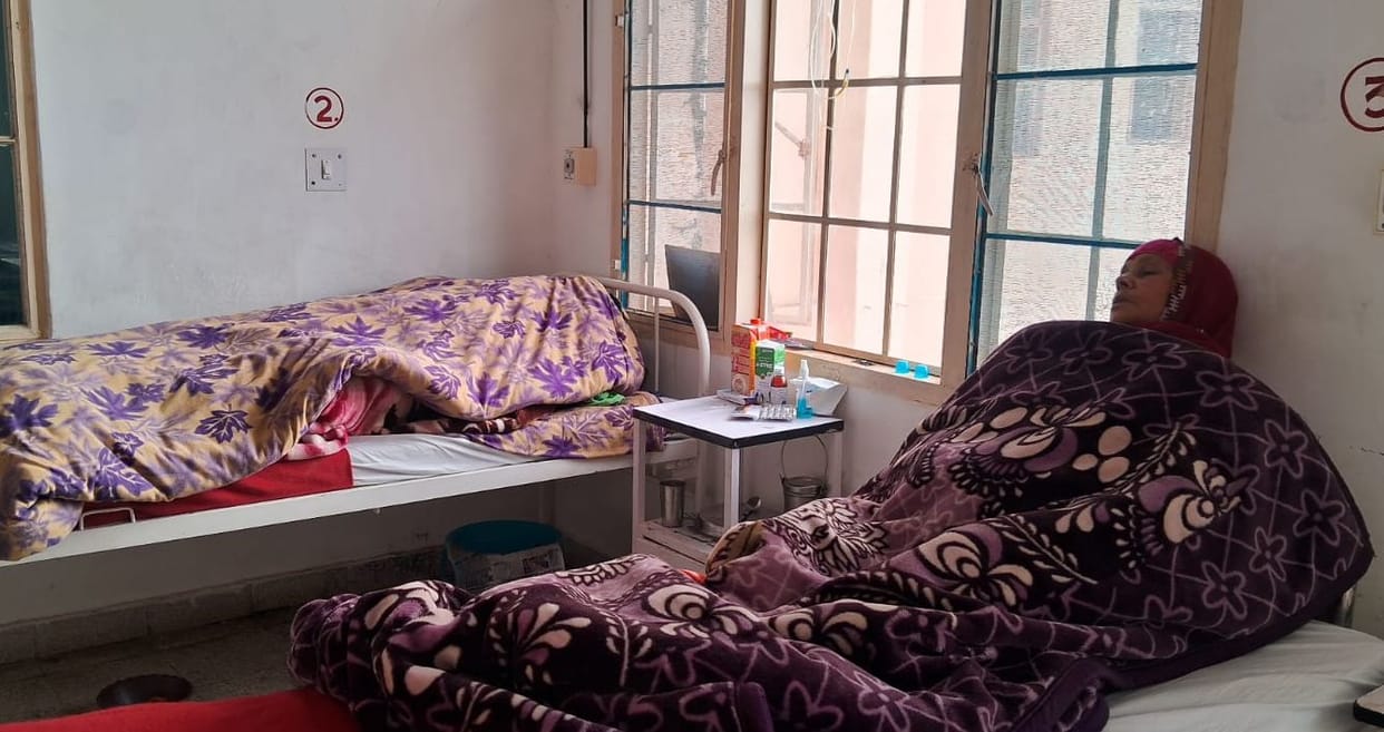 Patients admitted to Jogindernagar hospital shivering in the cold