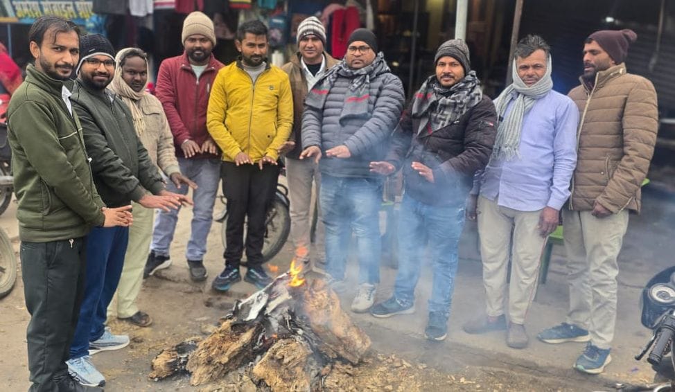 Siddharthnagar News: People shiver in the bitter cold, bonfire becomes a refuge