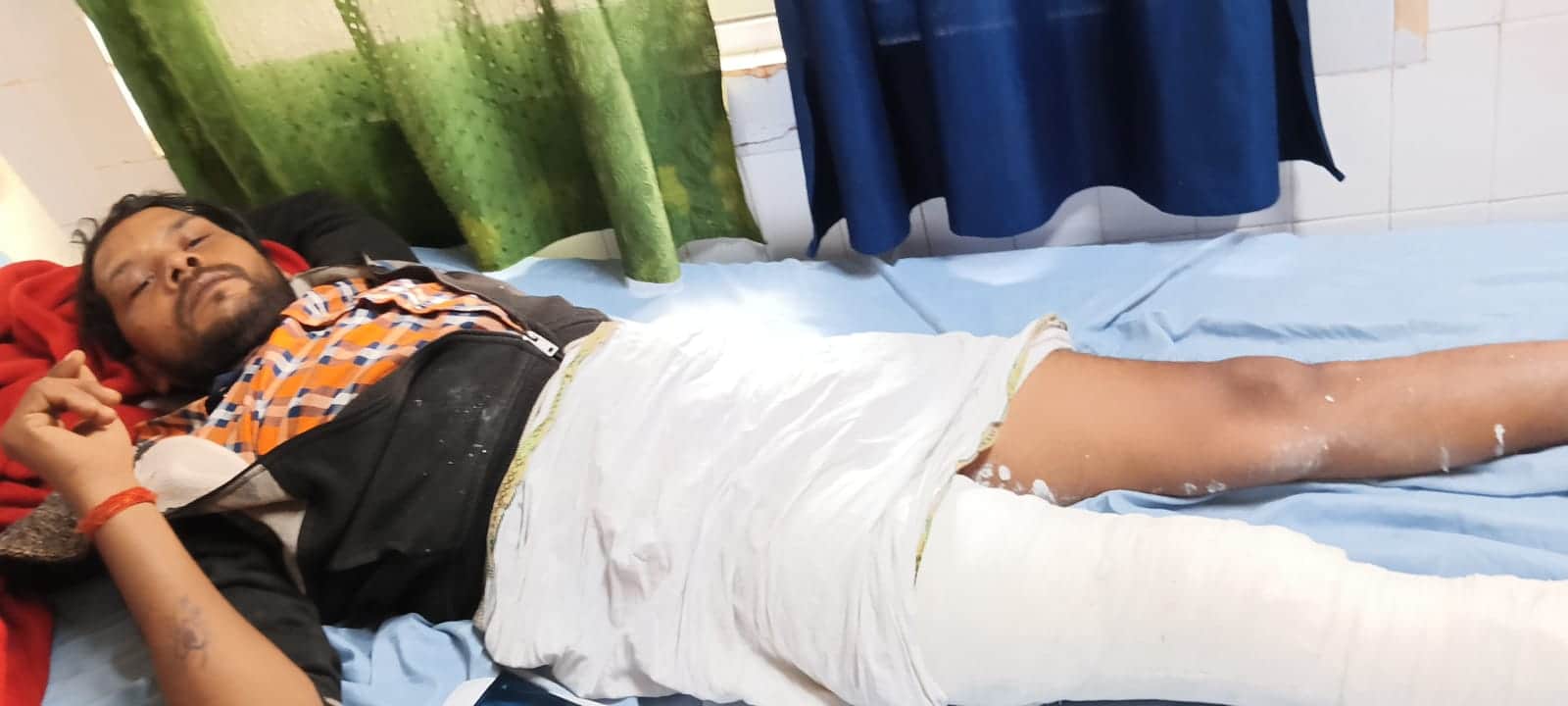 जिला अस्पताल में भर्ती घायल। संवाद