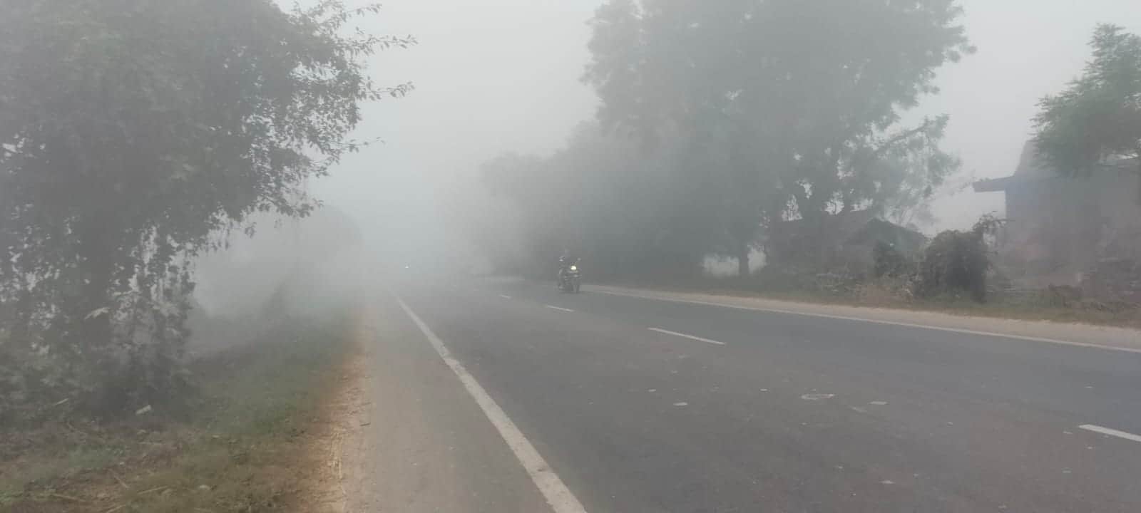 जौनपुर- प्रयागराज हाइवे पर दिख रहा सुबह 8.30 बजे कोहरा । संवाद