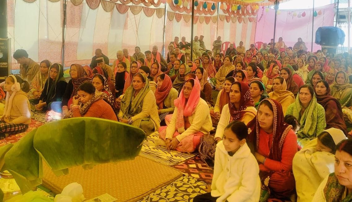 Women danced to the tune of hymns, Bhagwat Katha started with Kalash Yatra.