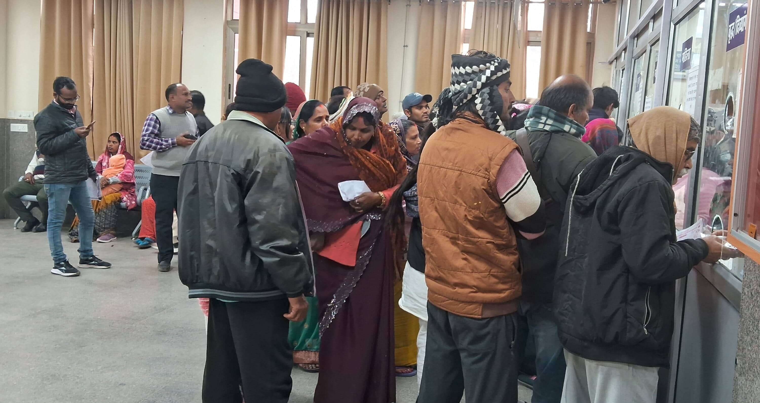 मेडिकल काॅलेज में काउंटर पर दवा लेते मरीज। संवाद