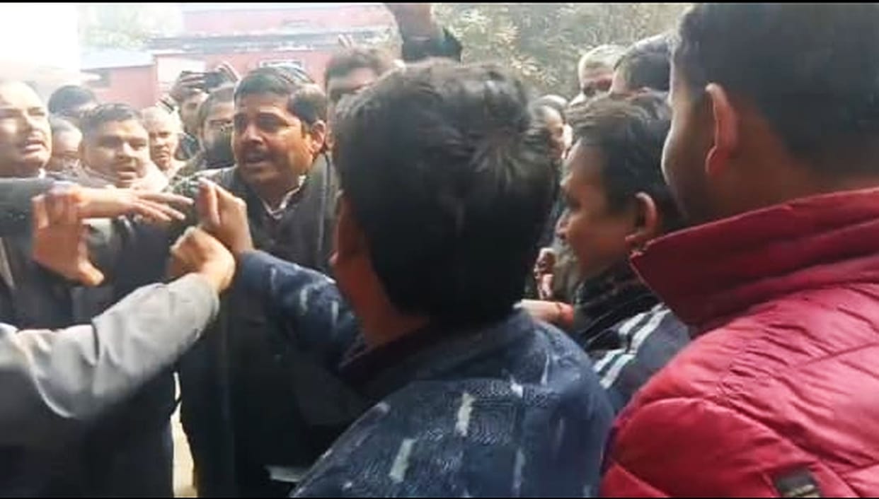Lawyer and accountant clashed in the tehsil premises