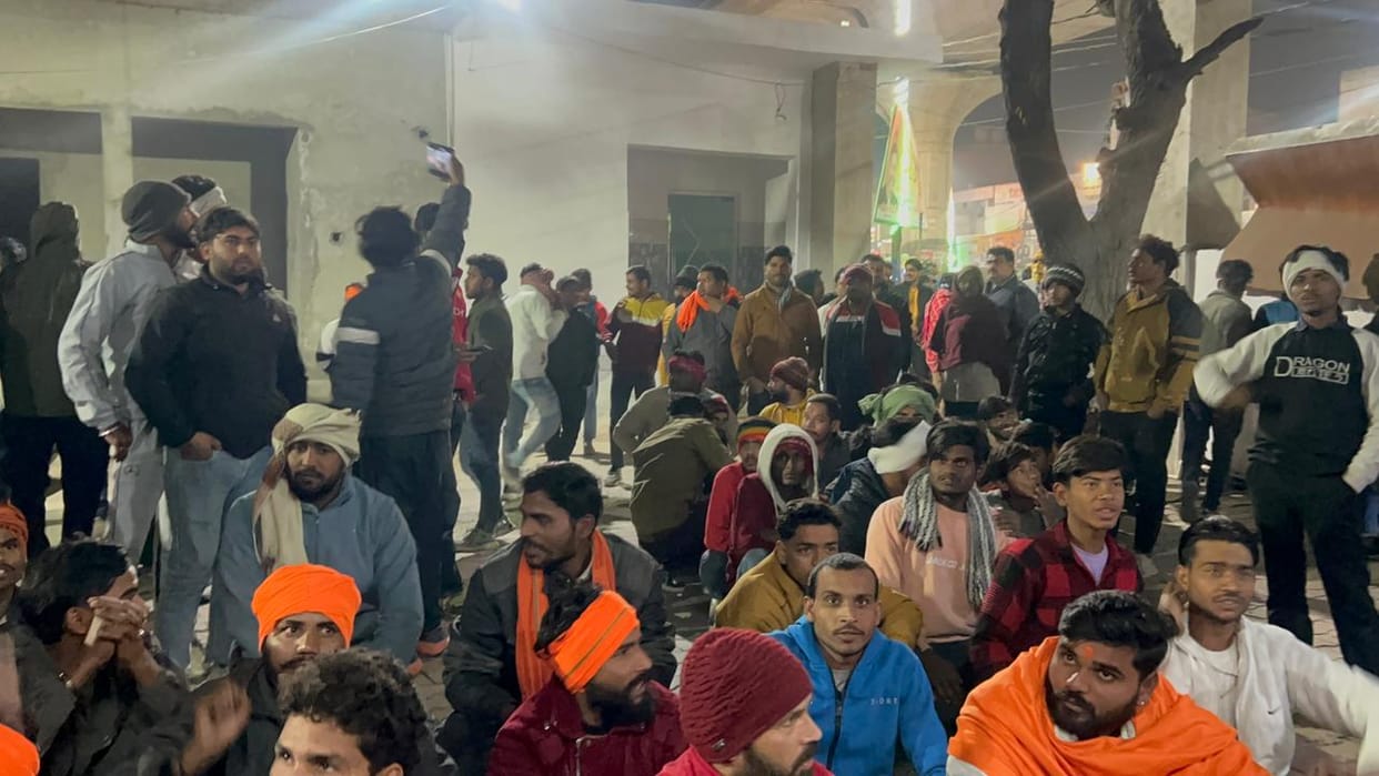 Bajrang Dal workers surrounded the police station.