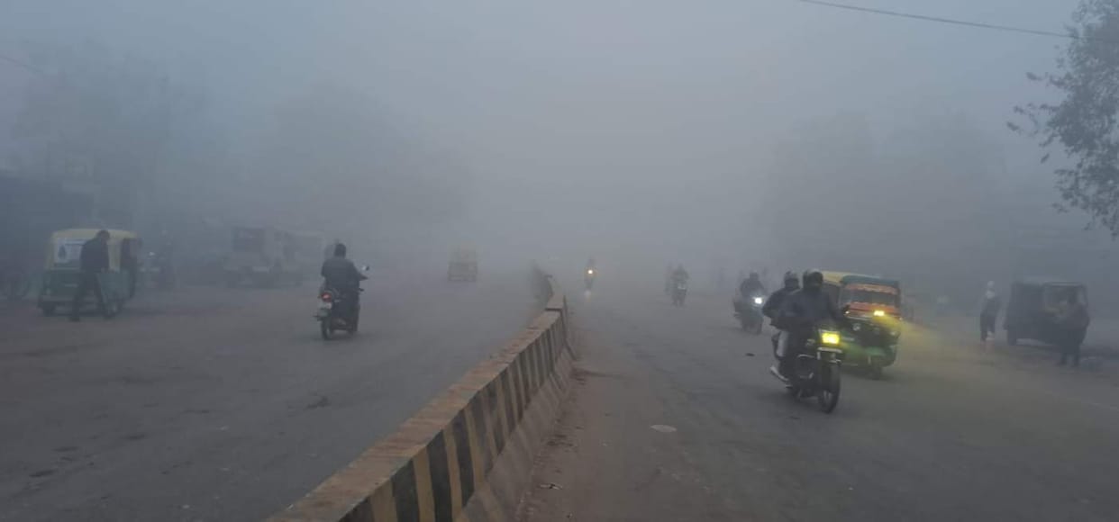 Dense fog covered the area in the morning, reducing visibility to five meters; vehicles moved slowly on the highway