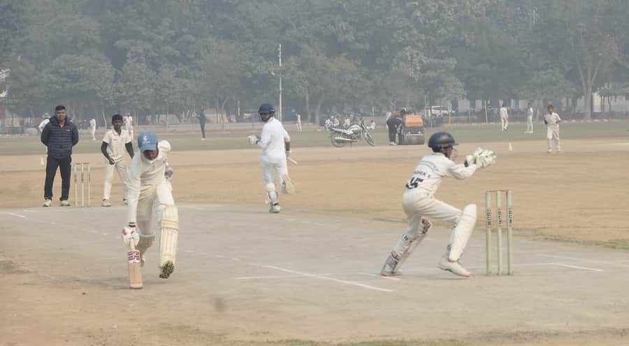 पुलिस लाइन में आयोजित क्रिकेट प्रतियोगिता में प्रतिभाग करते खिलाड़ी। संवाद