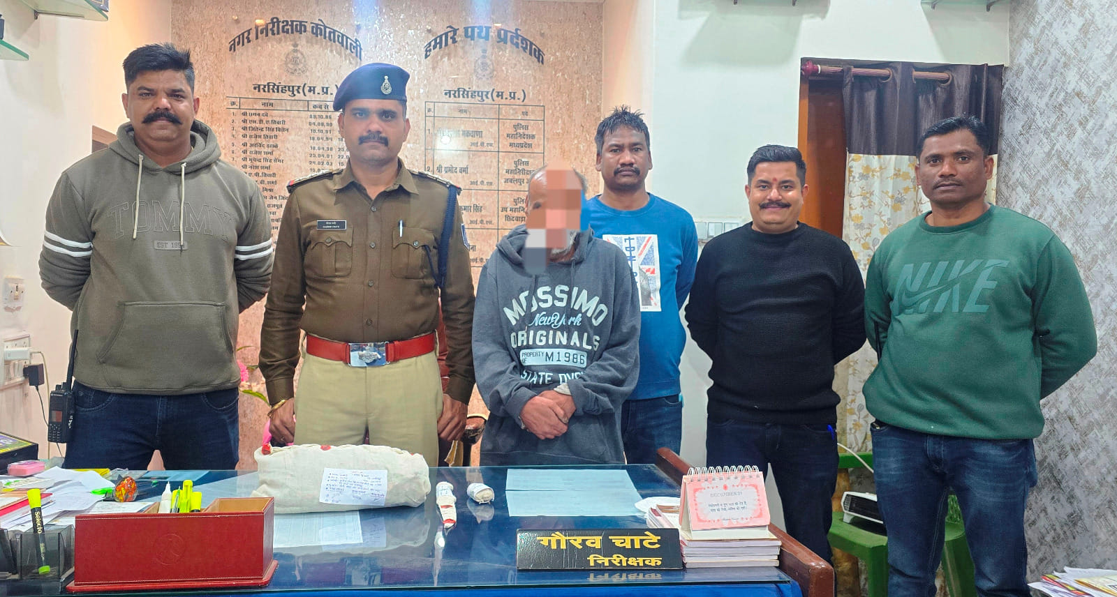 पुलिस की गिरफ्त में आरोपी पति।