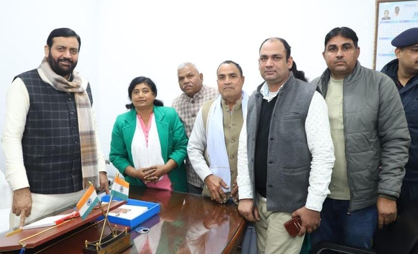 The villagers of Manethi met the CM.