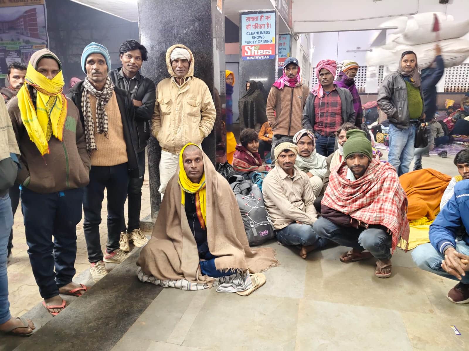 सहरसा स्टेशन पर रात में ट्रेन का इंतजार करते मजदूर