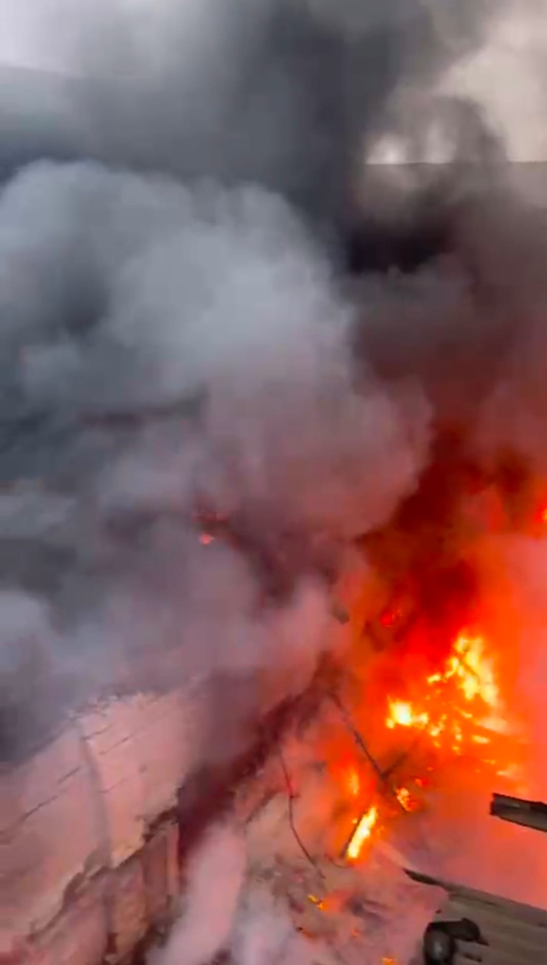 A short circuit caused a fire in a spinning mill, burning machinery and equipment.