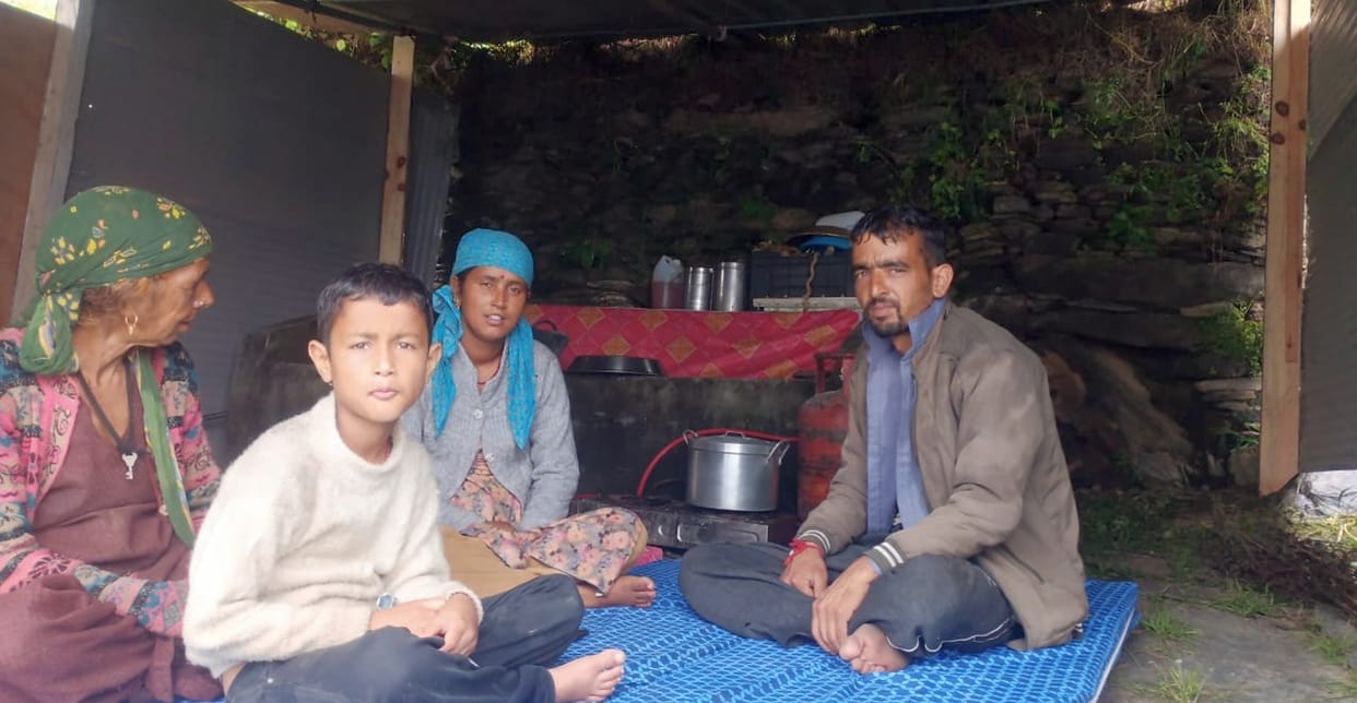 The cold is tormenting... relief is missing, tents have become the support of life.