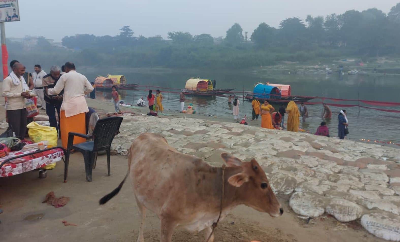 सीताकुंड स्थित आदि गंगा गोमती नदी में पौष पूर्णिमा पर स्नान करते श्रद्धालु। स्रोत-गोमती मित्र
