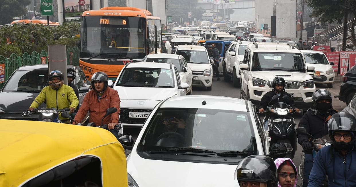 When the officers themselves got stuck, they started making arrangements to stop the jam.