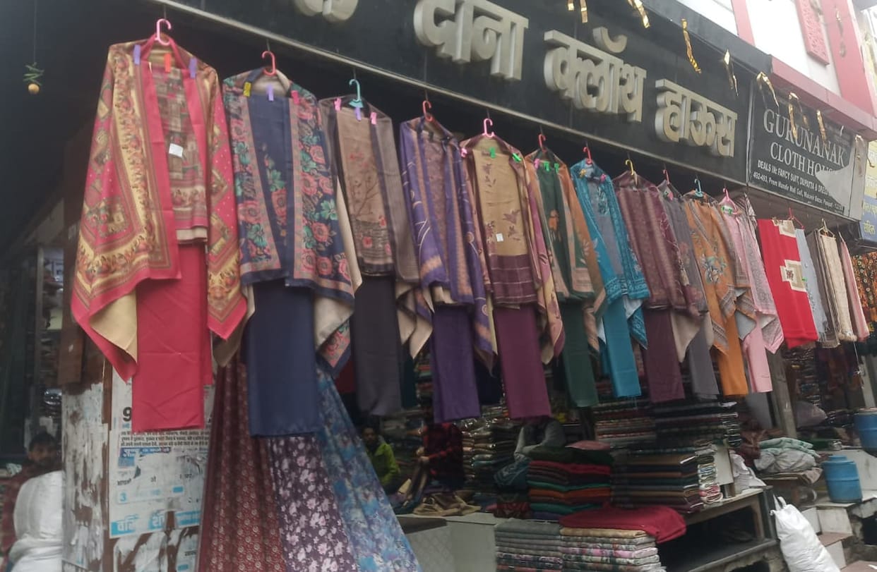 As the cold increases, demand for women's woolen suits increases in the market.