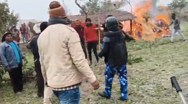 Bettiah bihar news Violent clash in land dispute attack on police team 14 arrested today news