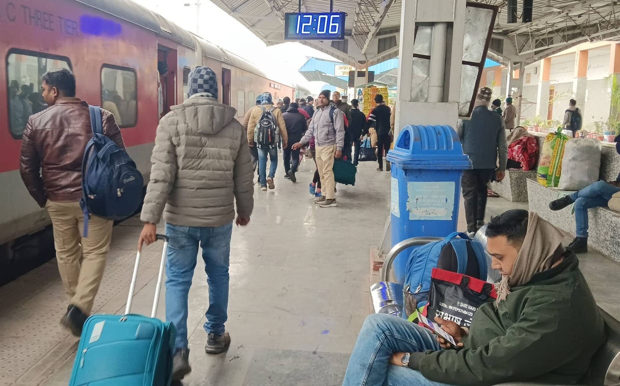 Coach indicators malfunction, forcing passengers to run on the platform