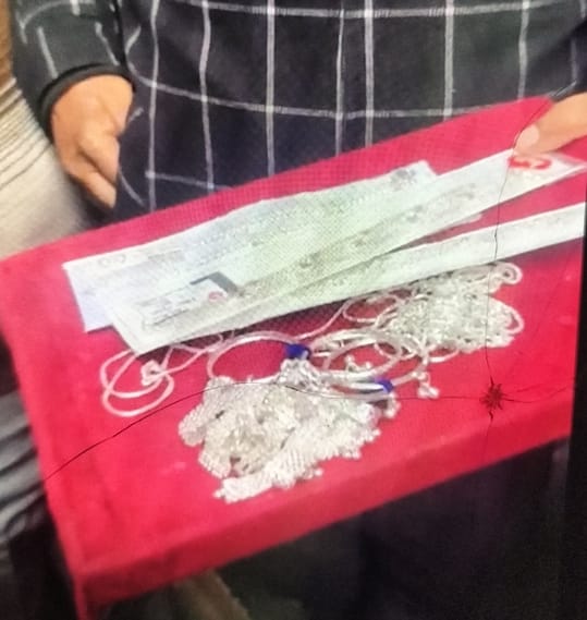 Two women caught stealing jewelry while buying it