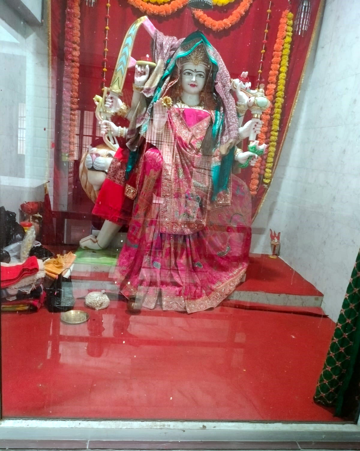 In the fog, the lock of the Shiva-Parvati temple was broken and theft took place.