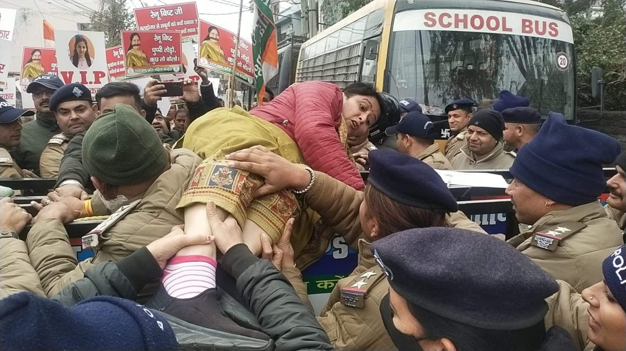 Congressmen going to surround the residence were stopped