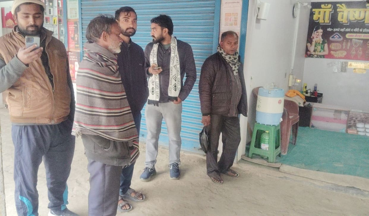 Thieves broke the locks of four jewellery shops and stole jewellery worth thousands of rupees