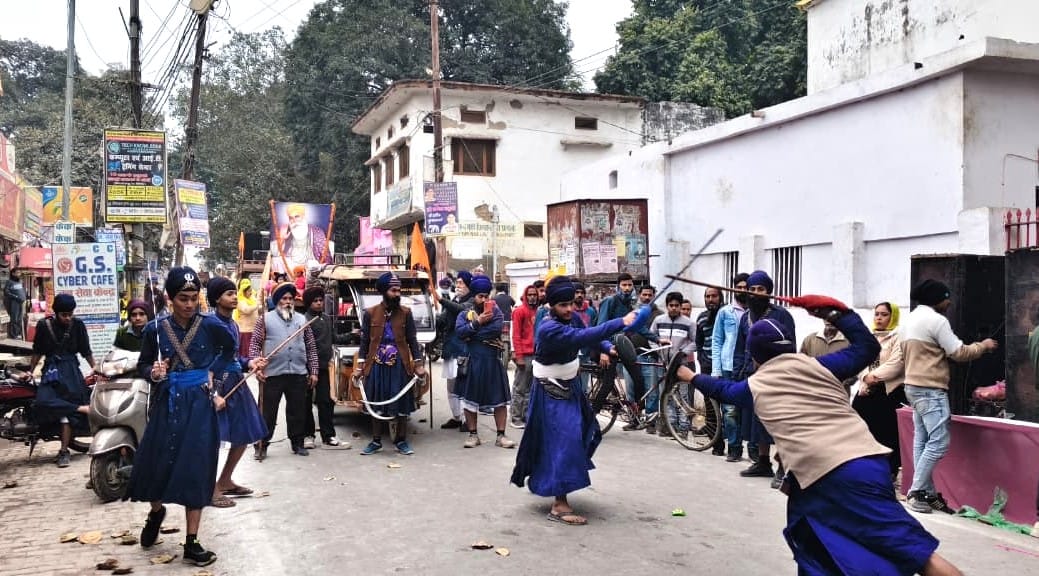 A grand procession was taken out on the occasion of the birth anniversary of Shri Guru Gobind Singh Ji.