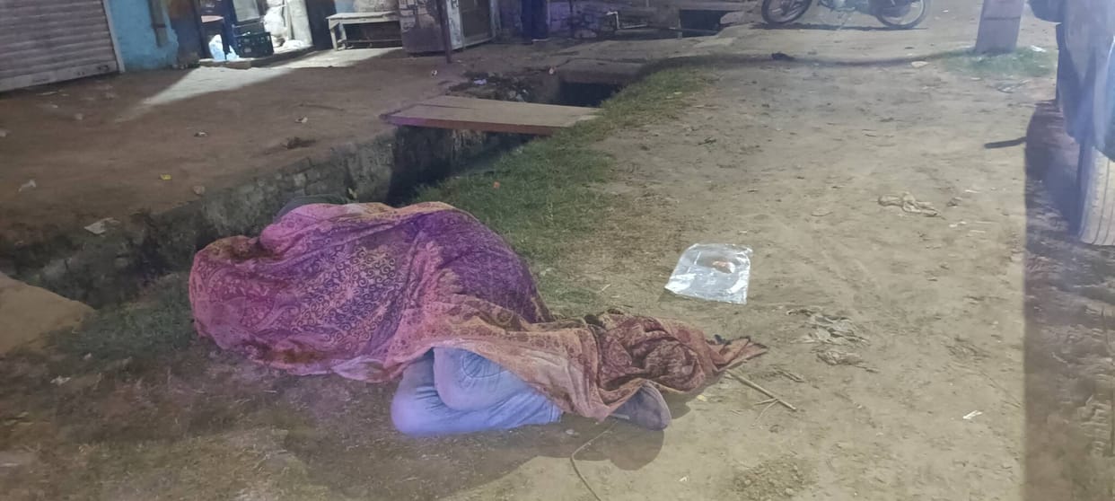 People forced to sleep under the open sky in the cold.