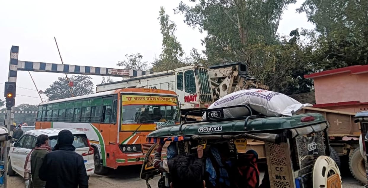 The machine, placed on a trailer, got stuck in the overhead gauge, causing a traffic jam on the highway.The machine, placed on a trailer, got stuck in the overhead gauge, causing a traffic jam on the highway.