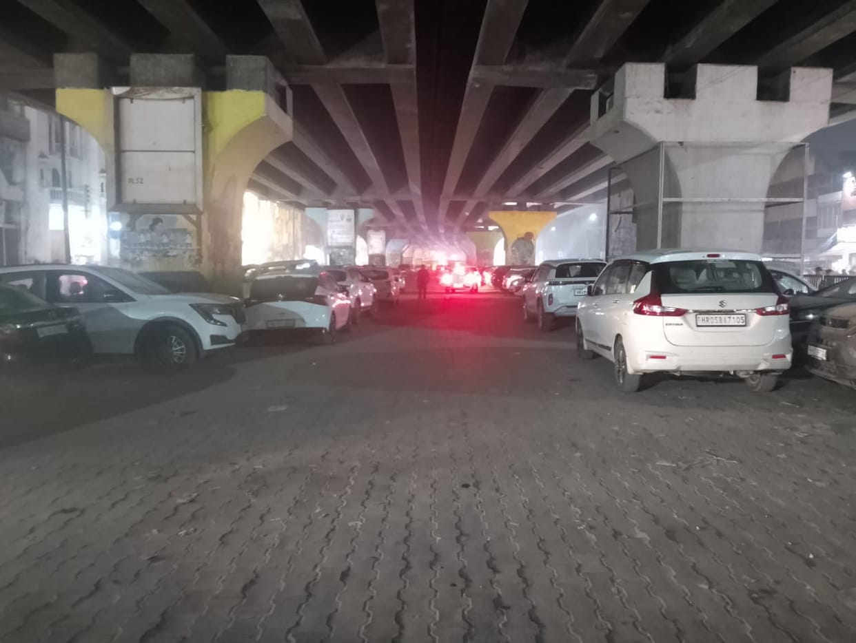 After taking monthly fees, the contractor left the parking under the elevated highway in the middle.