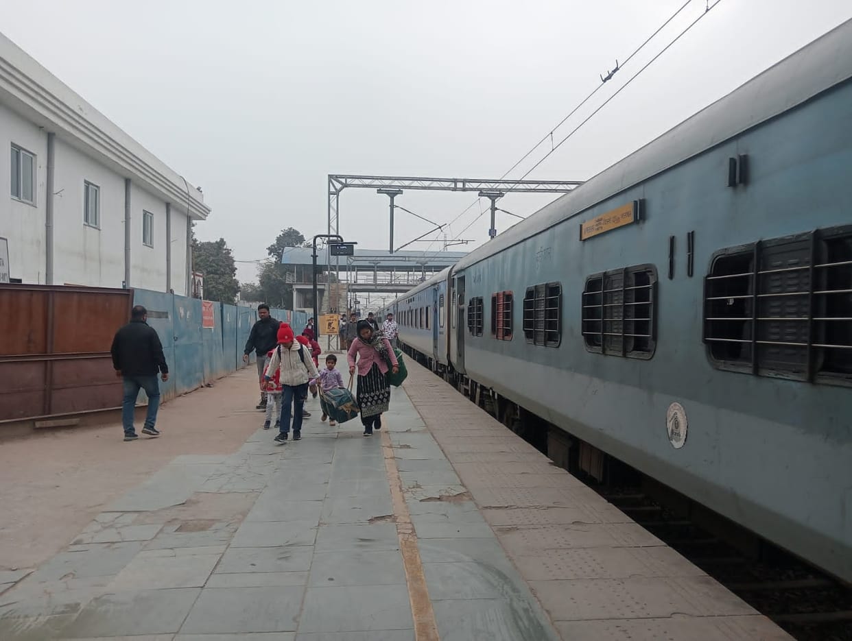 Fog and interlocking work put brakes on the speed of trains.