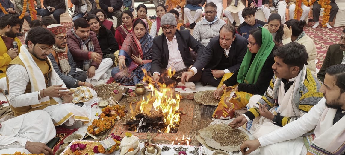 The chants of Jai Ganga Maiya echoed like in Kashi.