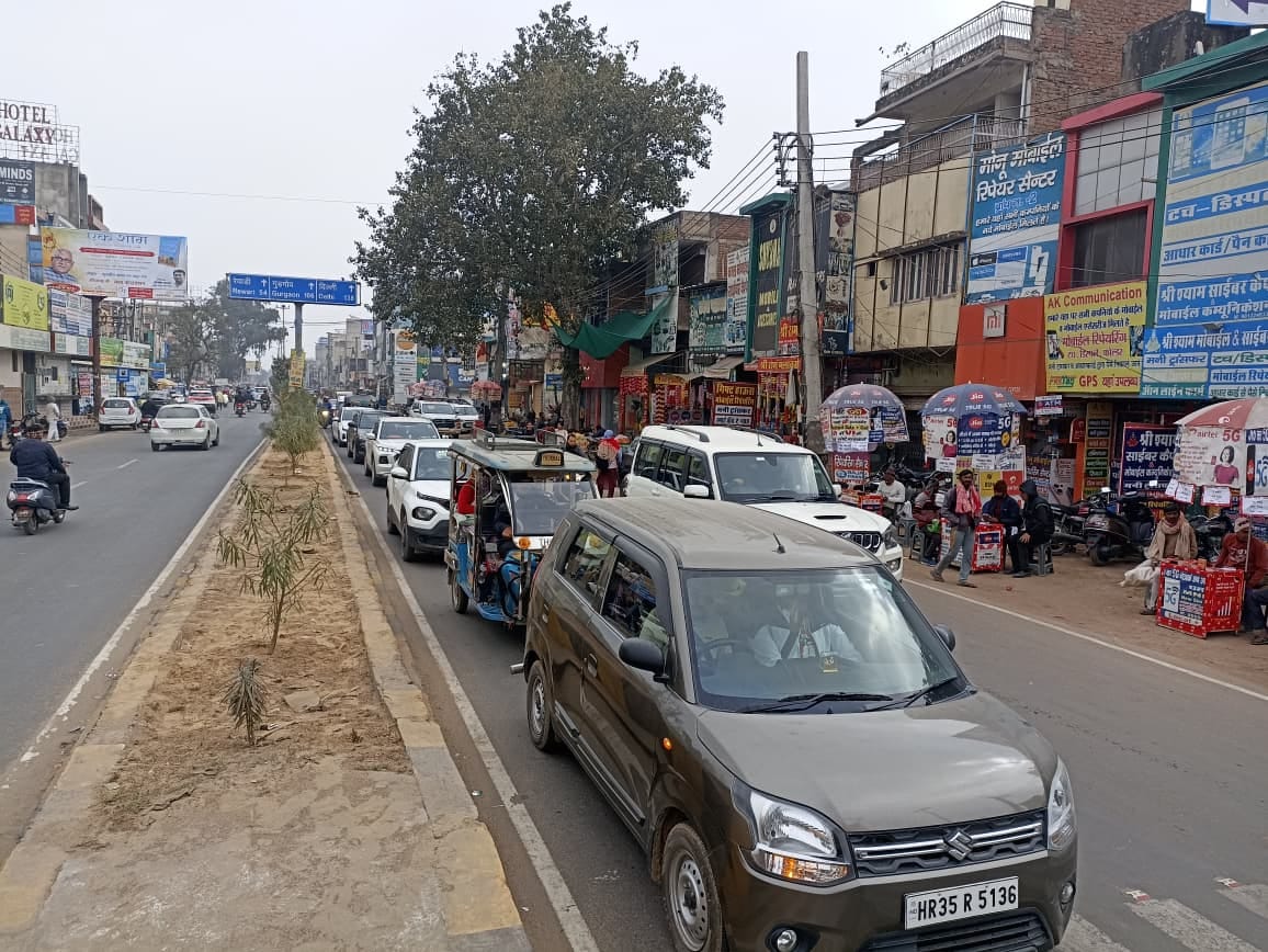 Traffic lights at intersections stopped working, the city came to a standstill, and accidents increased.