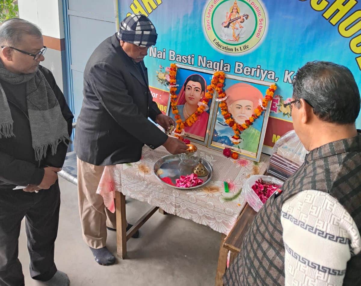 फोटो02एलजी पब्लिक स्कूल में सावित्रीबाई फुले जयंती मनाते शिक्षक व अन्य । स्रोत:आयोजक