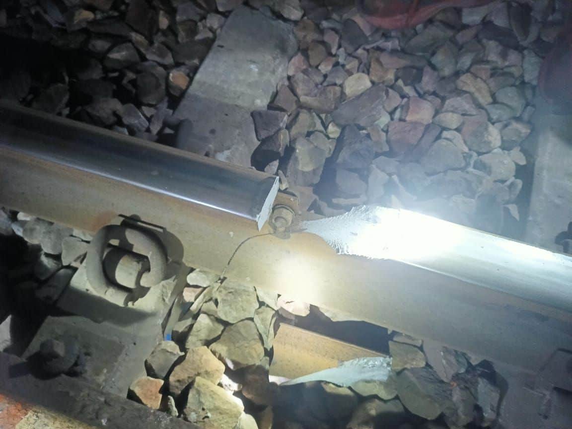 फोटो03कासगंज में हजारा नहर पुल पर रात में टूटी रेलवे लाइन ।स्रोत: सोशल मीडिया