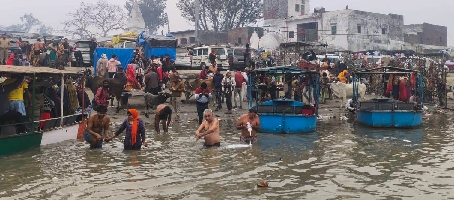 फोटो18कछला गंगाघाट पर स्नान करते श्रद्धालु। संवाद