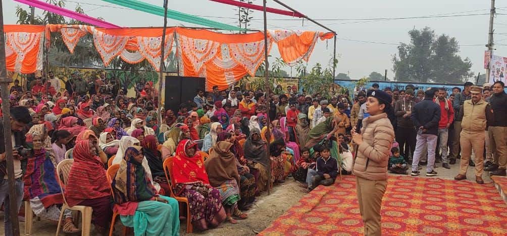 फोटो21गांव भुजपुरा में आयोजित कार्यक्रम में जानकारी देतीं सहावर सीओ शाहिदा नसरीन । संवाद