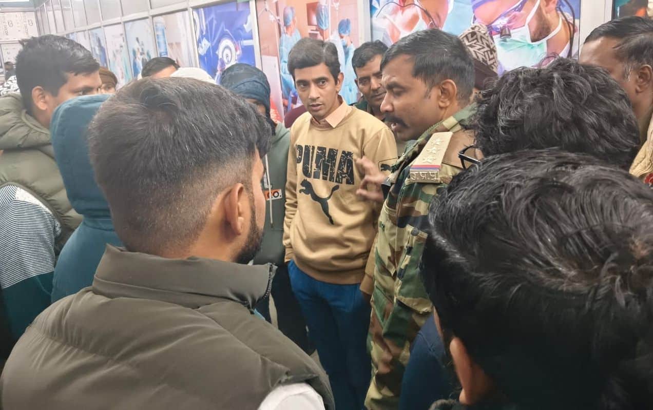 फोटो36गंजडुंडवारा में एक निजी अस्पताल में नवजात की मौत के बाद पुलिस के समक्ष आक्रोश जताते ल