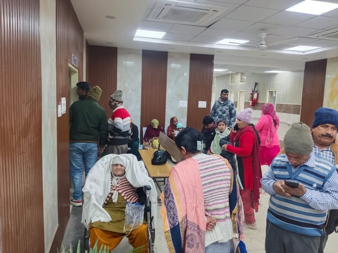 As the cold increases, the number of patients suffering from joint pain in the hospital is increasing
