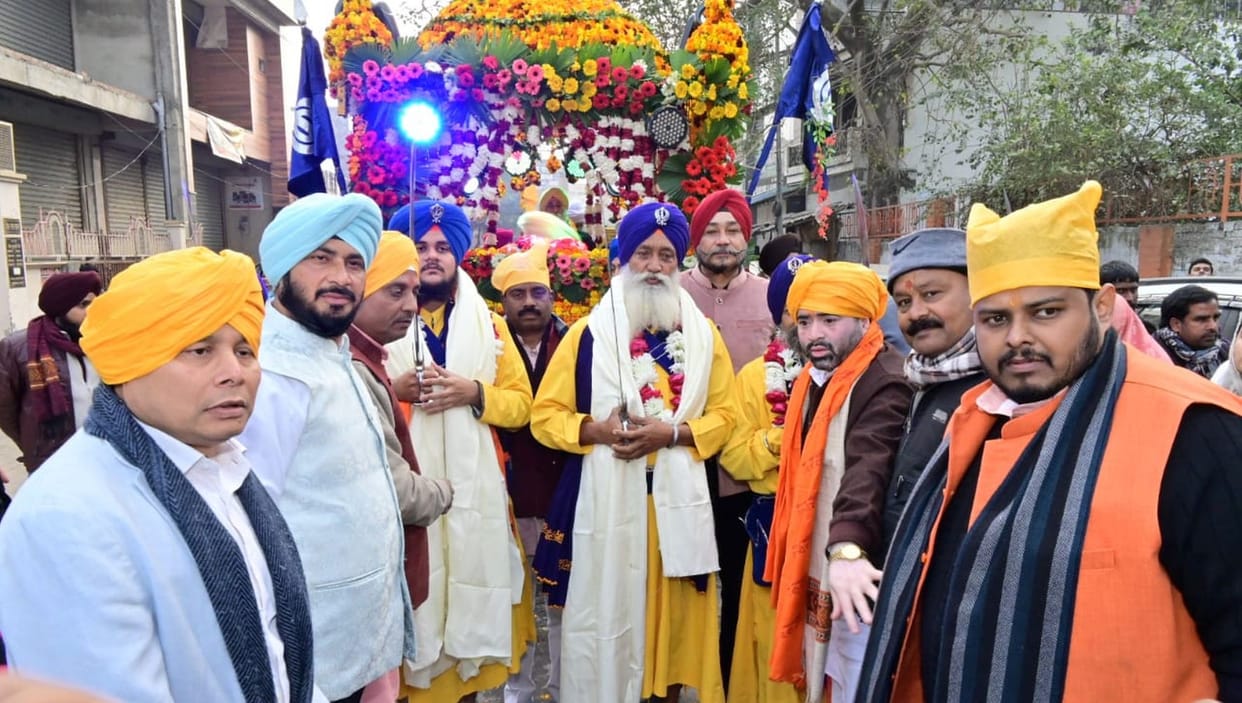 The royal procession of Guru Sahib set out, led by the Panj Pyare