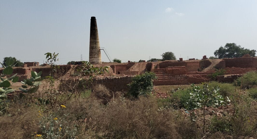 Smoke from the chimneys of 136 brick kilns in the district will now remain silent until March 1st, and development projects are facing a shortage of construction materials.