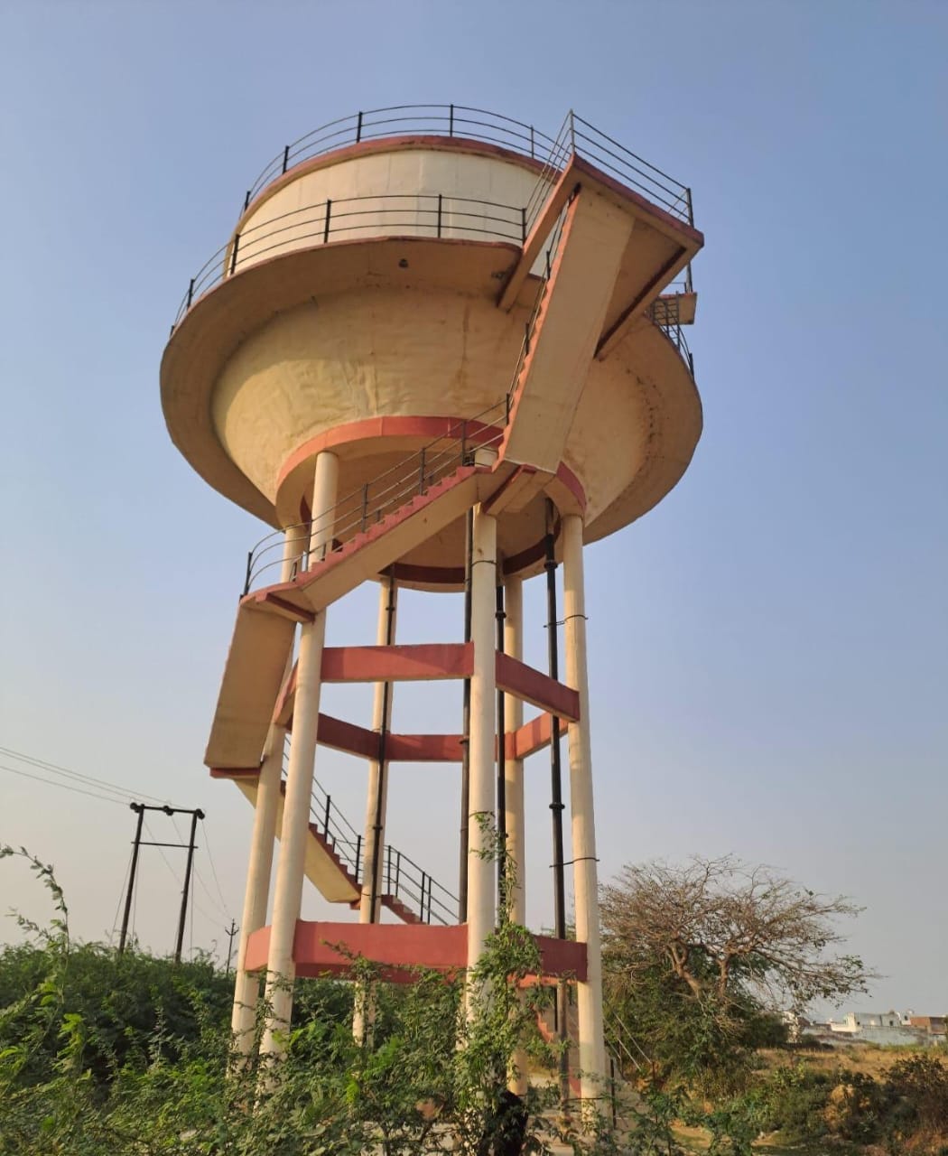 The submersible pump is broken, and the water supply has been shut off for 20 days.