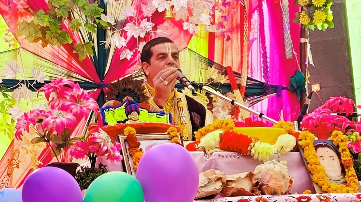 The story of Krishna's birth was narrated to the devotees.