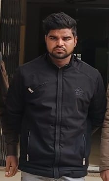 A member of a pickpocket gang was apprehended by the police with the stolen money.